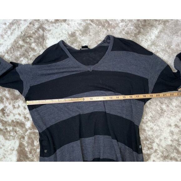 Theory brand lightweight long sleeve gray & black with side button details SZ M - Picture 6 of 8